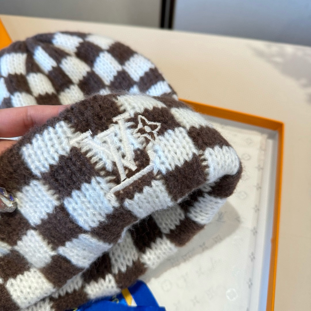 🆕

Lv路易威登棋盘格针织毛线帽，男女通用款