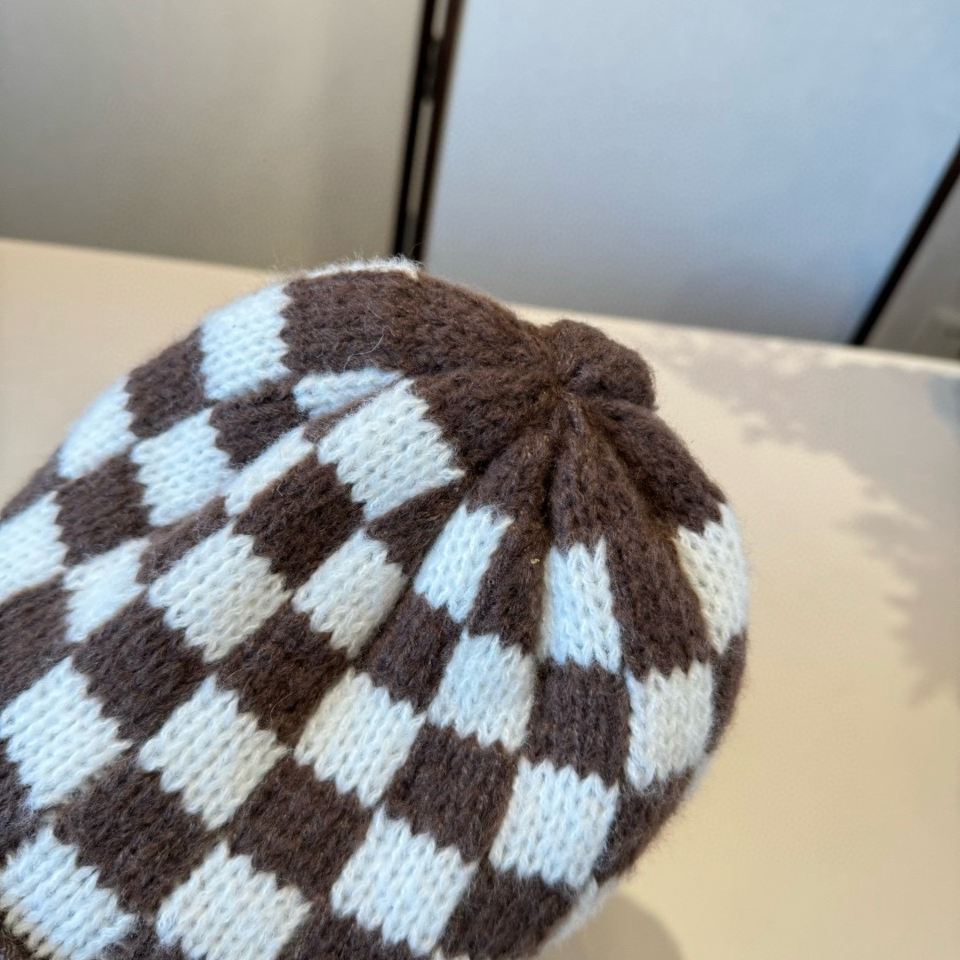 🆕

Lv路易威登棋盘格针织毛线帽，男女通用款