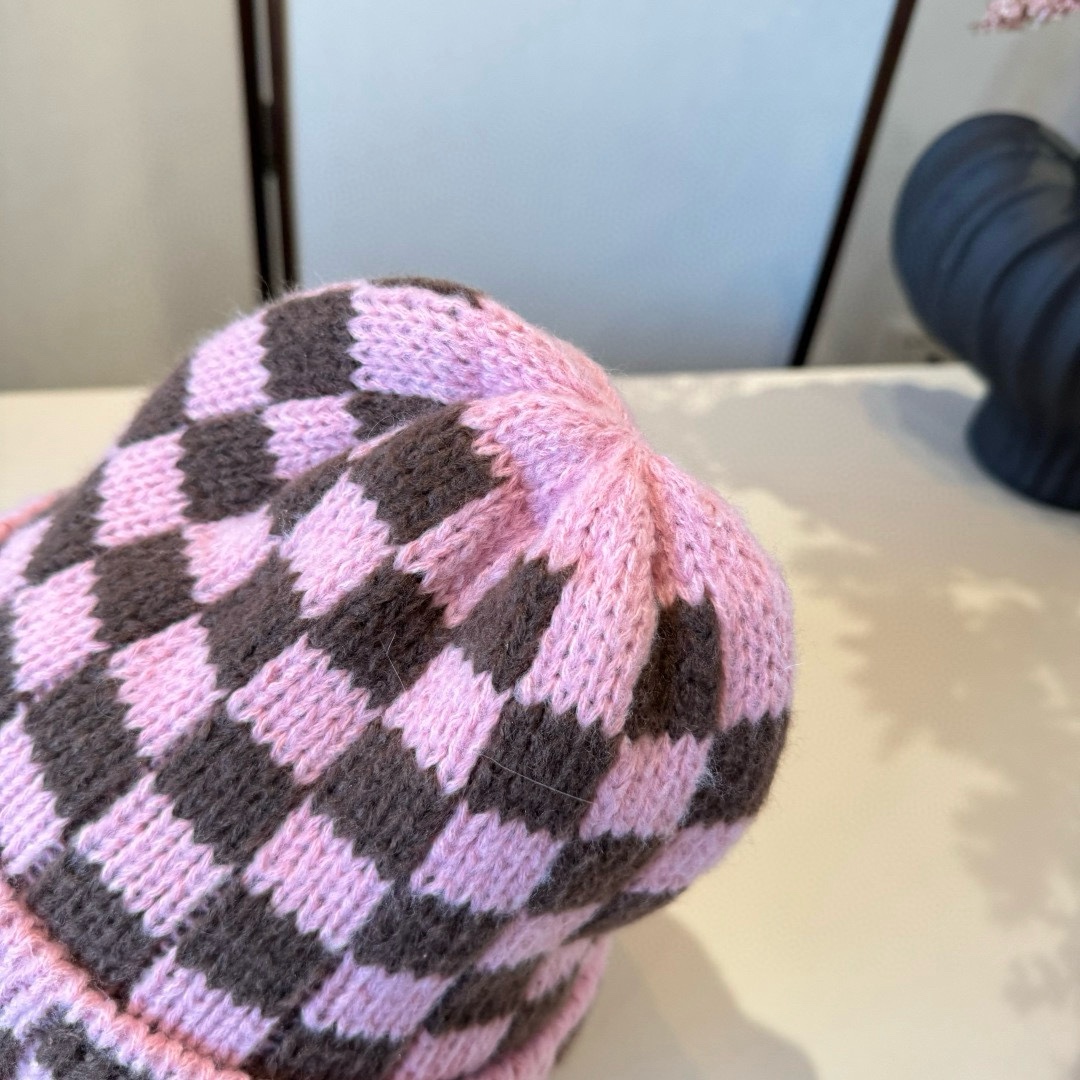 🆕

Lv路易威登棋盘格针织毛线帽，男女通用款