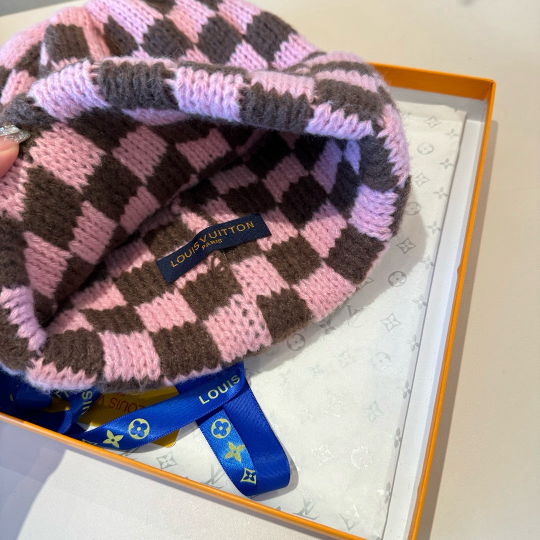 🆕

Lv路易威登棋盘格针织毛线帽，男女通用款