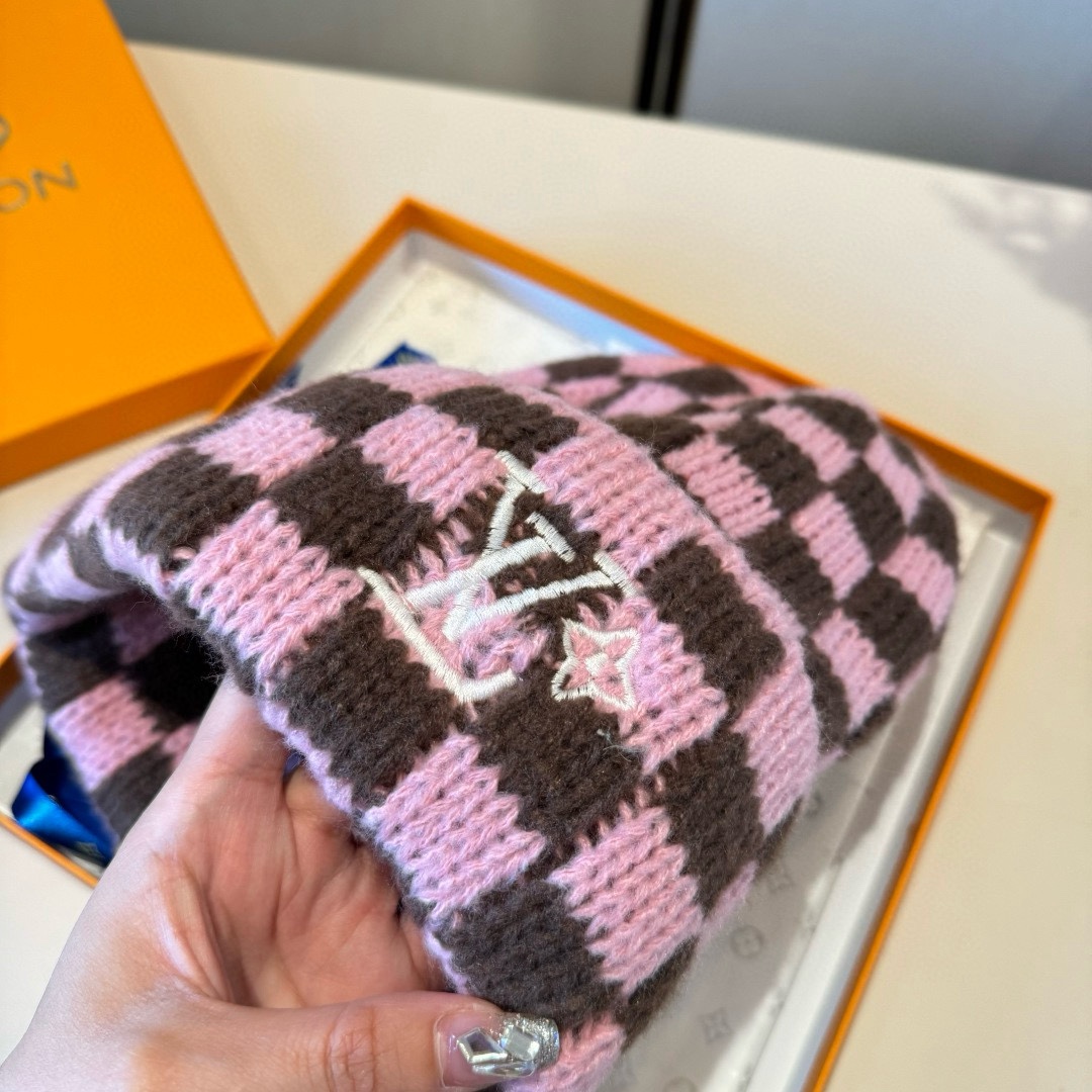 🆕

Lv路易威登棋盘格针织毛线帽，男女通用款