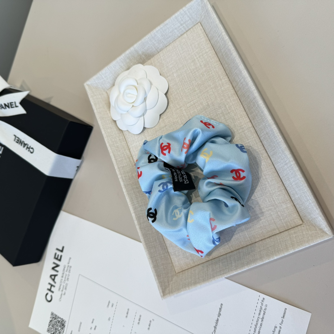 P60&yen;

Chanel香奈儿发圈，绸缎面料，蓝 粉 黑