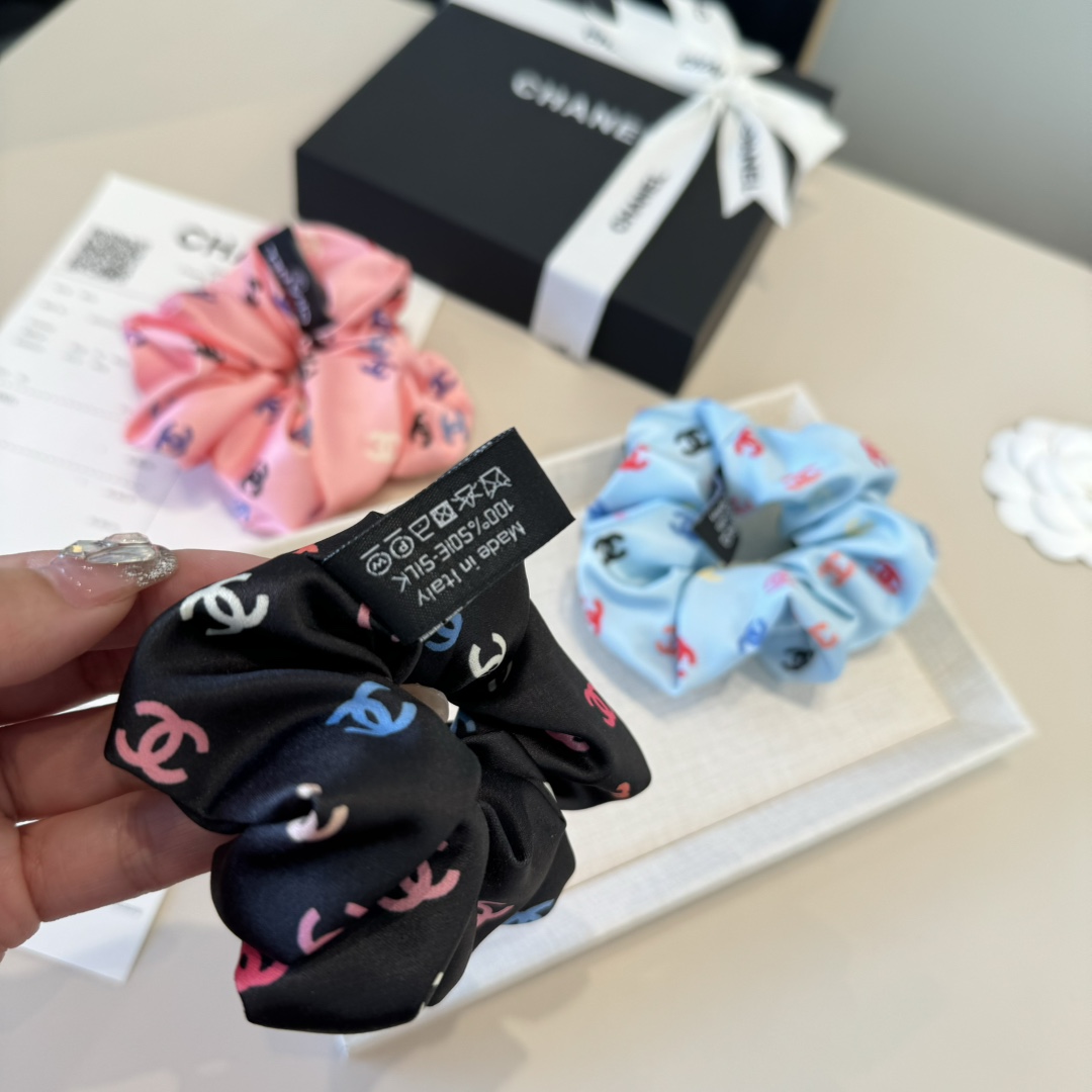 P60&yen;

Chanel香奈儿发圈，绸缎面料，蓝 粉 黑