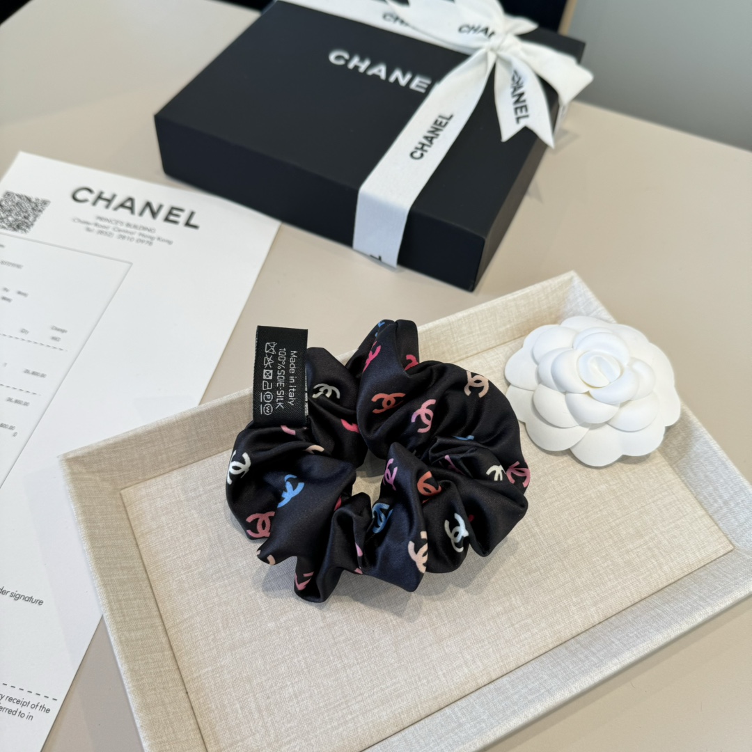 P60&yen;

Chanel香奈儿发圈，绸缎面料，蓝 粉 黑