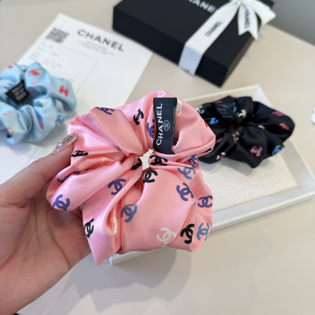 P60&yen;

Chanel香奈儿发圈，绸缎面料，蓝 粉 黑