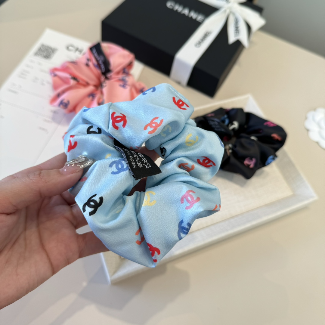 P60&yen;

Chanel香奈儿发圈，绸缎面料，蓝 粉 黑