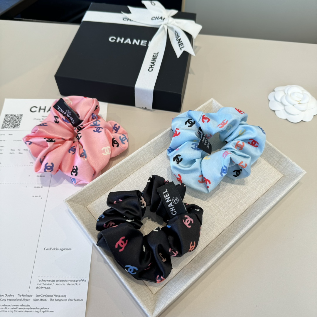 NO:371524,Chanel chanel hair ring, satin fabric, blue pink black hairpins, hairpins, chanel, chanel, silk fabric, hairpins19860909Chanel香奈儿发圈,绸缎面料,蓝 粉 黑发夹,发夹,chanel,chanel,silk fabric,hairpins,accessory