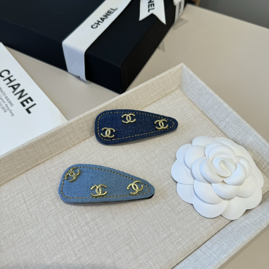 P60&yen;（单个）

Chanel香奈儿发夹
