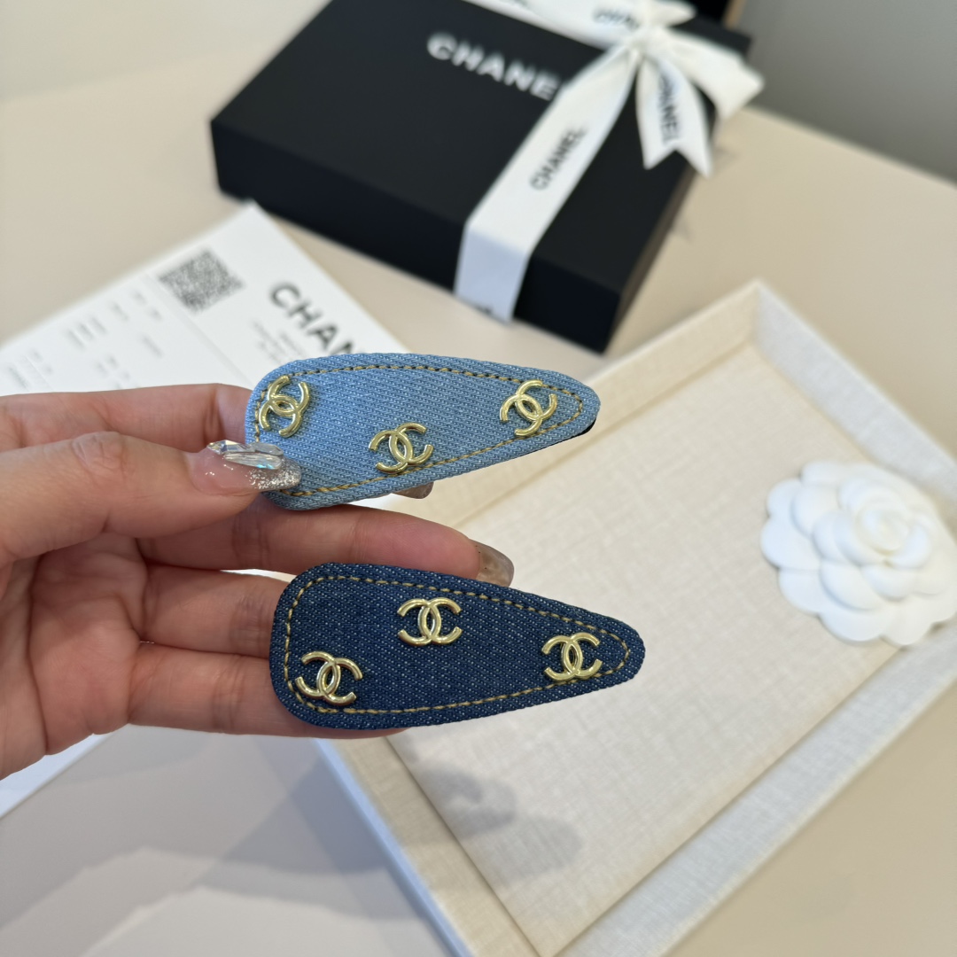 P60&yen;（单个）

Chanel香奈儿发夹
