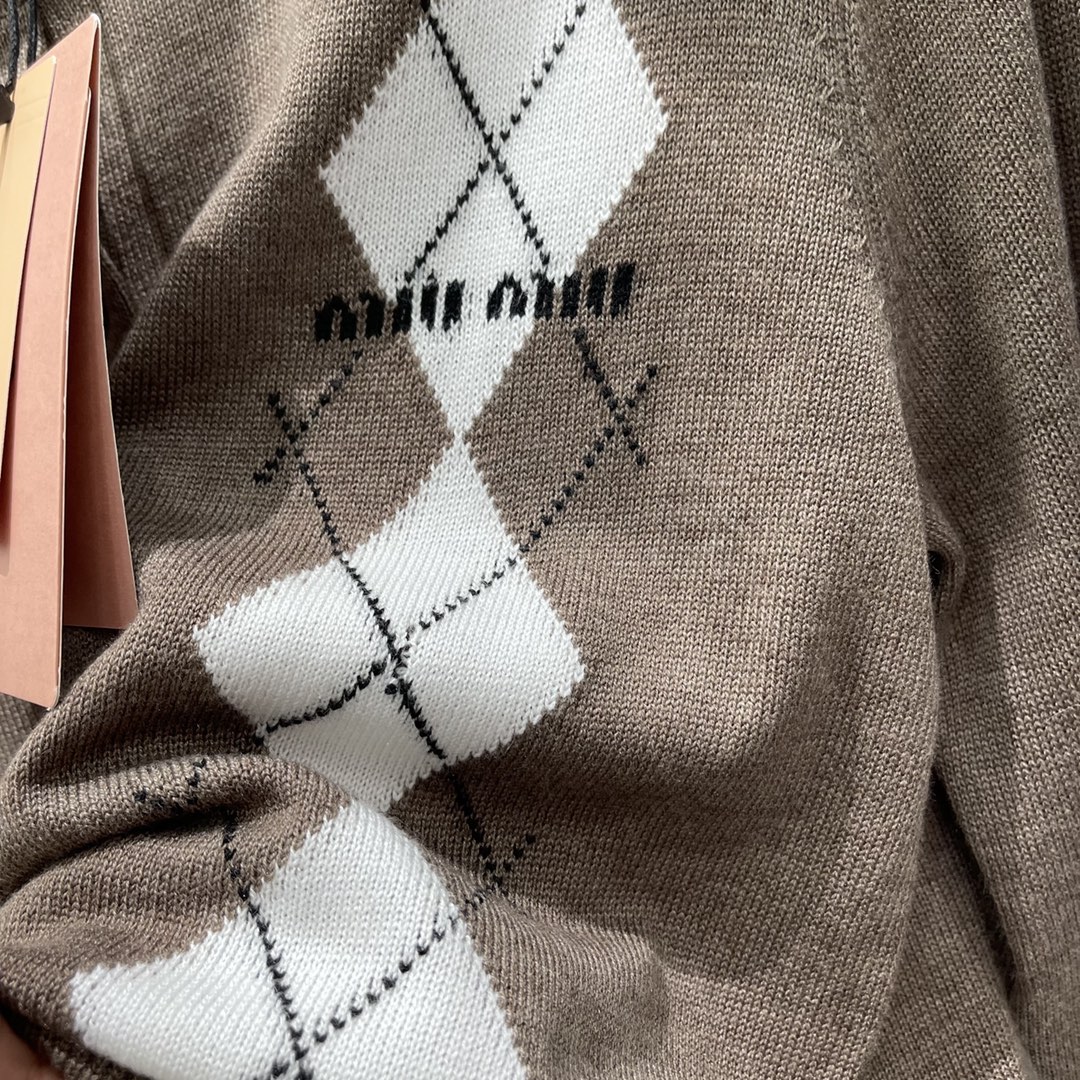 
Miu 25早秋新款 菱格翻领针织开衫 学院风增加青春气息字母徽标刺绣点缀彰显品牌调性文艺感配色尽显减