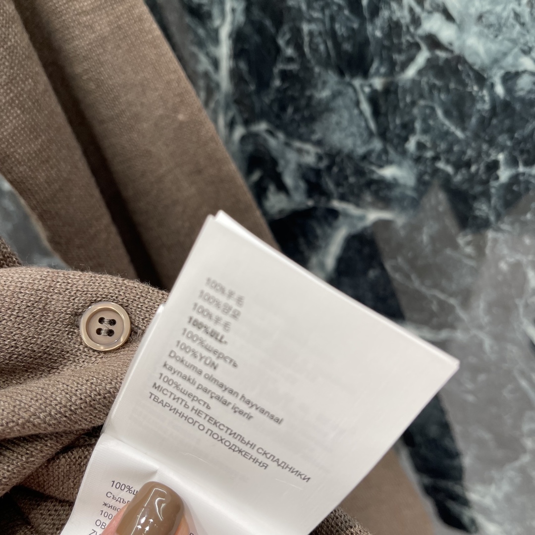 
Miu 25早秋新款 菱格翻领针织开衫 学院风增加青春气息字母徽标刺绣点缀彰显品牌调性文艺感配色尽显减