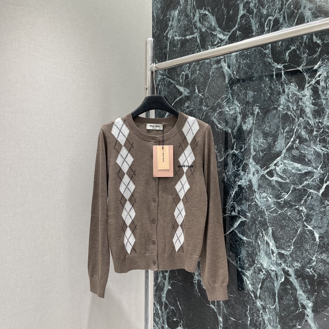 
Miu 25早秋新款 菱格翻领针织开衫 学院风增加青春气息字母徽标刺绣点缀彰显品牌调性文艺感配色尽显减