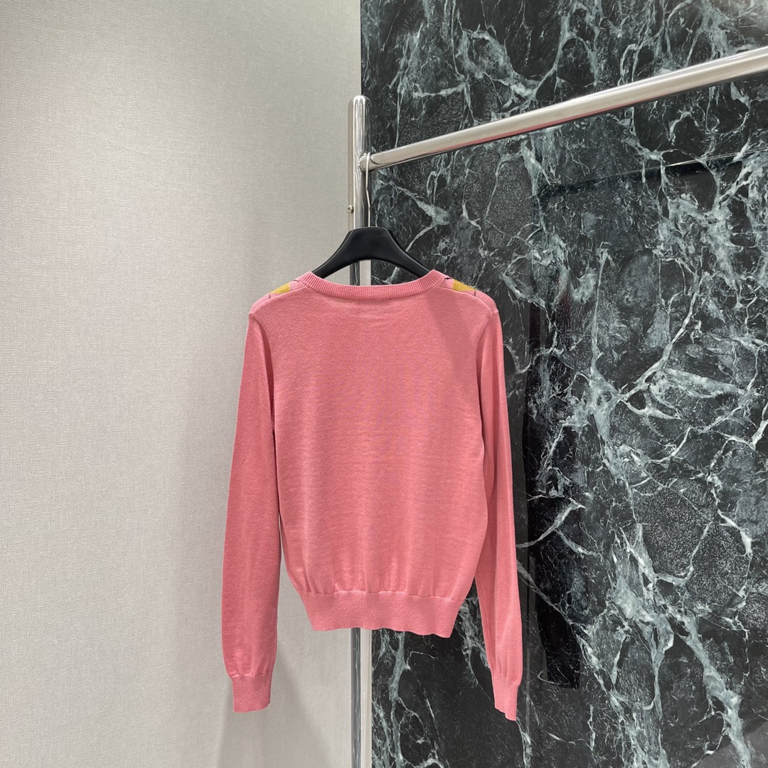 
Miu 25早秋新款 菱格翻领针织开衫 学院风增加青春气息字母徽标刺绣点缀彰显品牌调性文艺感配色尽显减