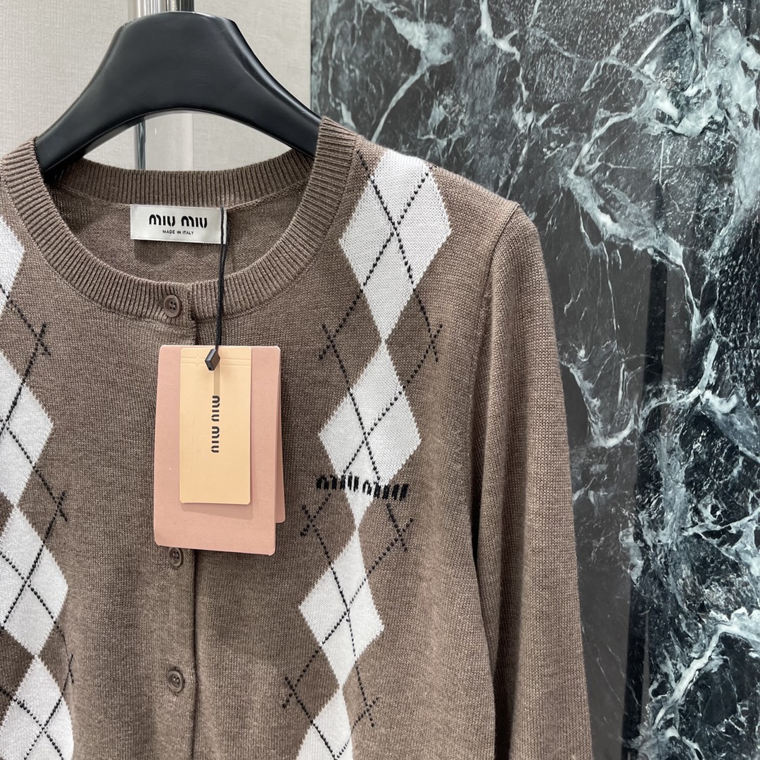 
Miu 25早秋新款 菱格翻领针织开衫 学院风增加青春气息字母徽标刺绣点缀彰显品牌调性文艺感配色尽显减