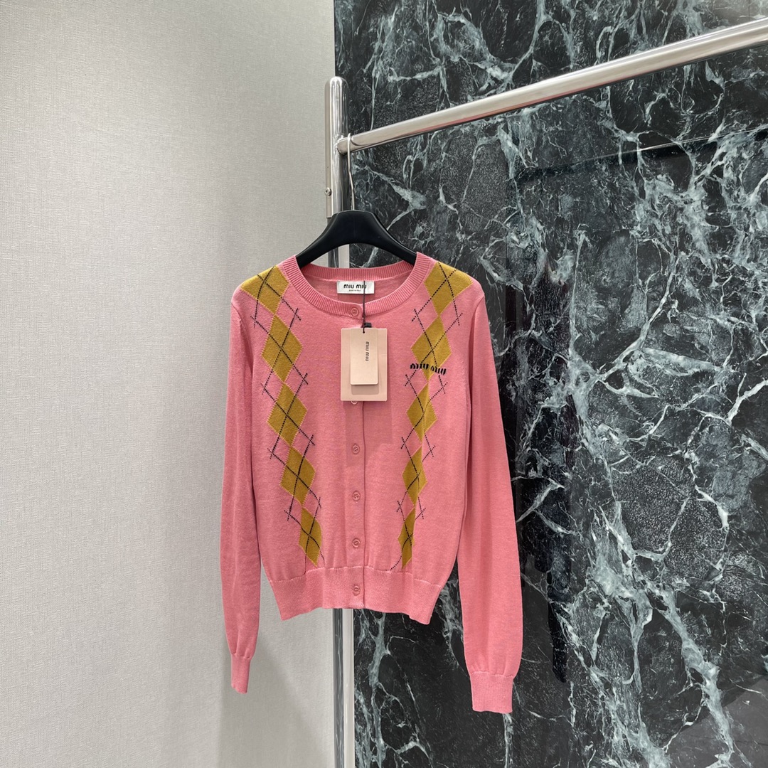 
Miu 25早秋新款 菱格翻领针织开衫 学院风增加青春气息字母徽标刺绣点缀彰显品牌调性文艺感配色尽显减