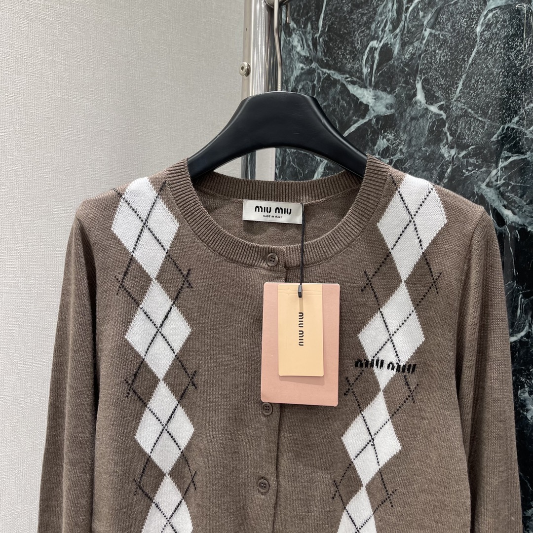 
Miu 25早秋新款 菱格翻领针织开衫 学院风增加青春气息字母徽标刺绣点缀彰显品牌调性文艺感配色尽显减