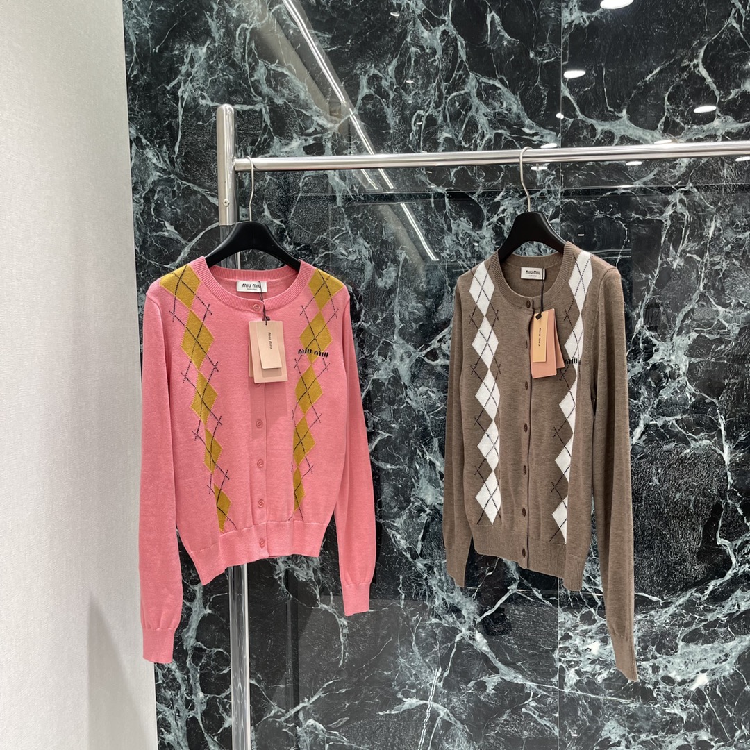 
Miu 25早秋新款 菱格翻领针织开衫 学院风增加青春气息字母徽标刺绣点缀彰显品牌调性文艺感配色尽显减
