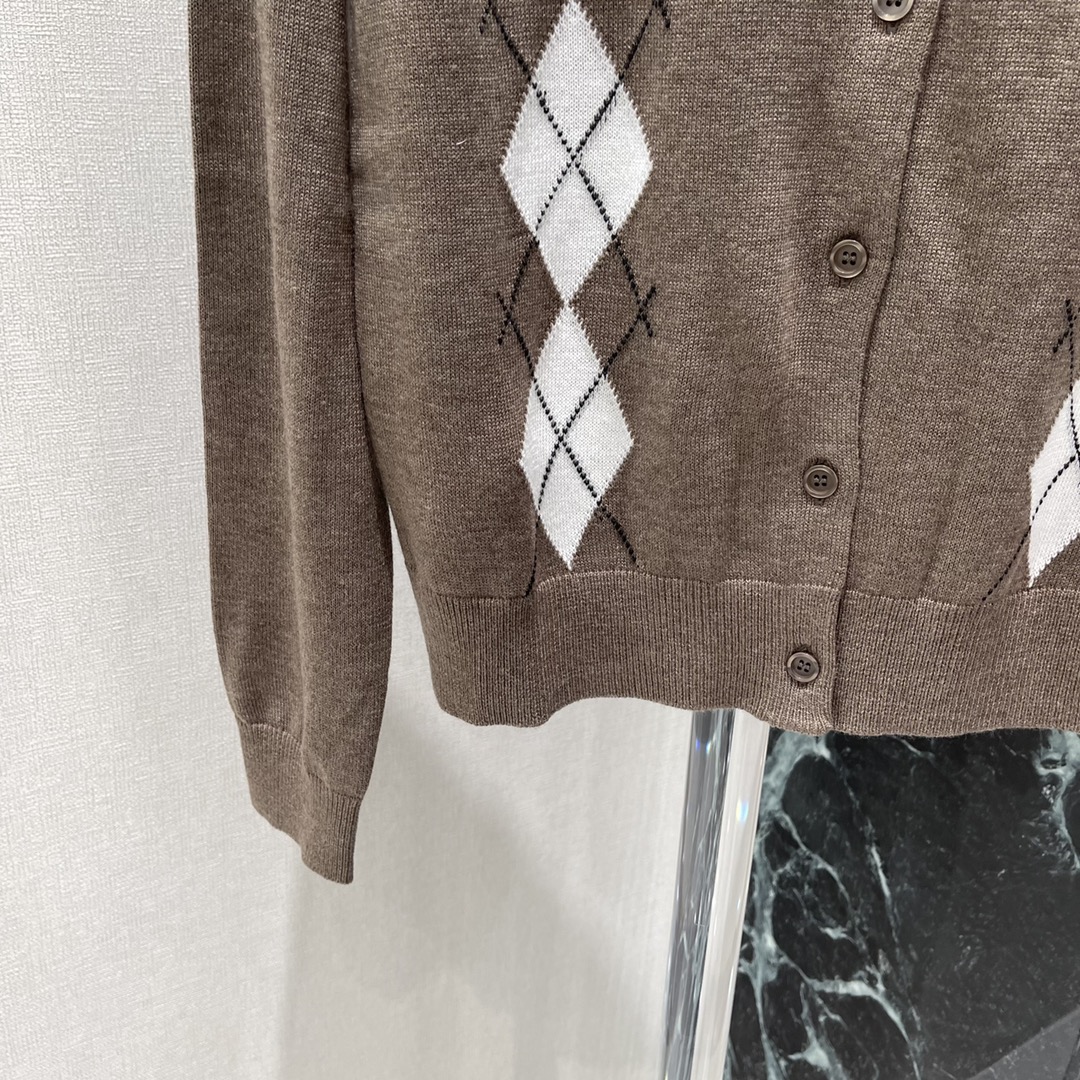 
Miu 25早秋新款 菱格翻领针织开衫 学院风增加青春气息字母徽标刺绣点缀彰显品牌调性文艺感配色尽显减