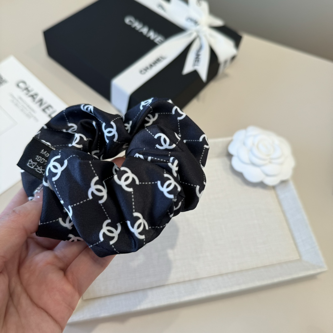 🆕

Chanel香奈儿发圈，绸缎面料，黑白两色