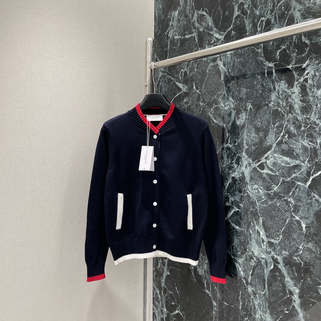 
TB 25早秋新款 撞色领口针织 经典三杆条纹展现品牌最拿手的学院风格 随意搭配都松弛时髦气质十足 袖