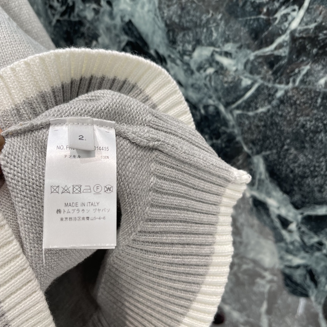 
TB 25早秋新款 撞色领口针织 经典三杆条纹展现品牌最拿手的学院风格 随意搭配都松弛时髦气质十足 袖