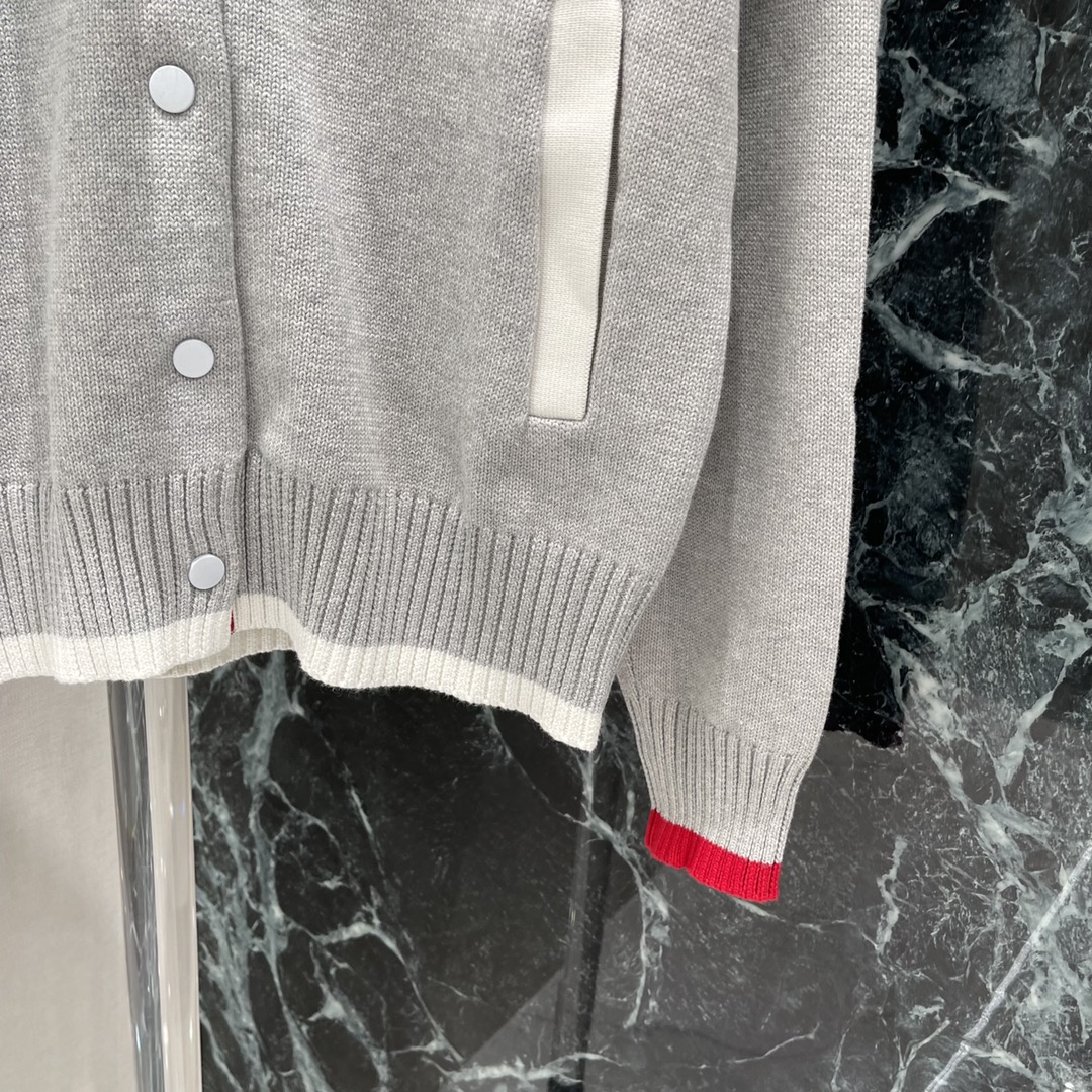 
TB 25早秋新款 撞色领口针织 经典三杆条纹展现品牌最拿手的学院风格 随意搭配都松弛时髦气质十足 袖