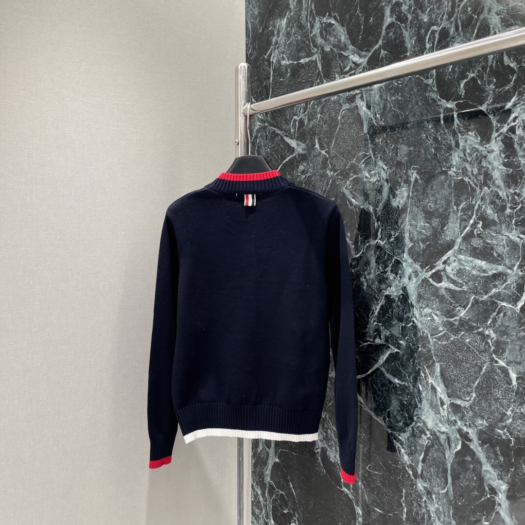 
TB 25早秋新款 撞色领口针织 经典三杆条纹展现品牌最拿手的学院风格 随意搭配都松弛时髦气质十足 袖