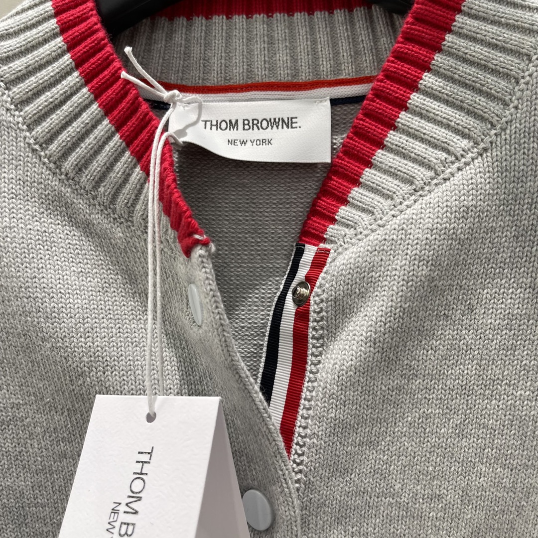 
TB 25早秋新款 撞色领口针织 经典三杆条纹展现品牌最拿手的学院风格 随意搭配都松弛时髦气质十足 袖