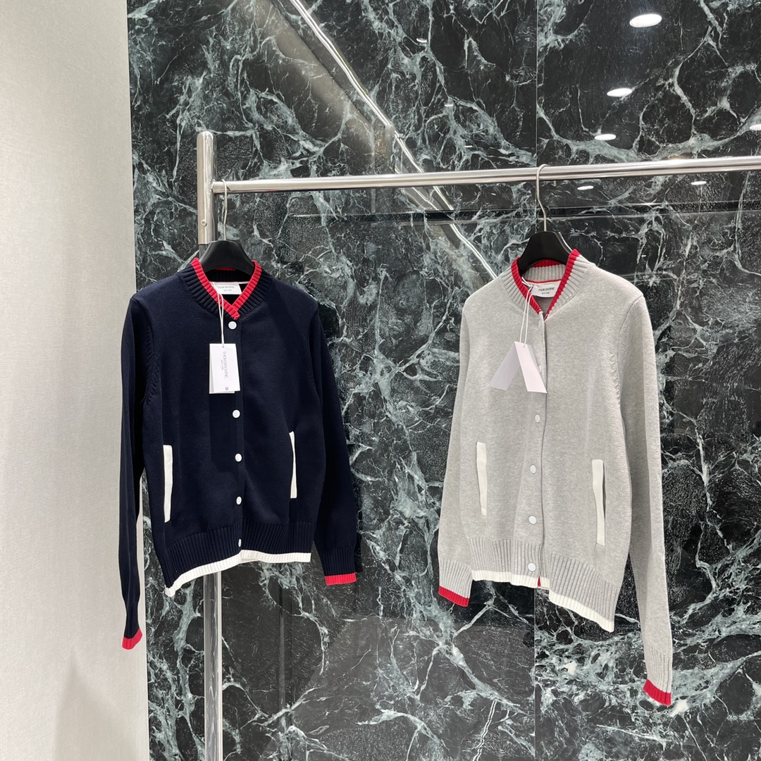 
TB 25早秋新款 撞色领口针织 经典三杆条纹展现品牌最拿手的学院风格 随意搭配都松弛时髦气质十足 袖