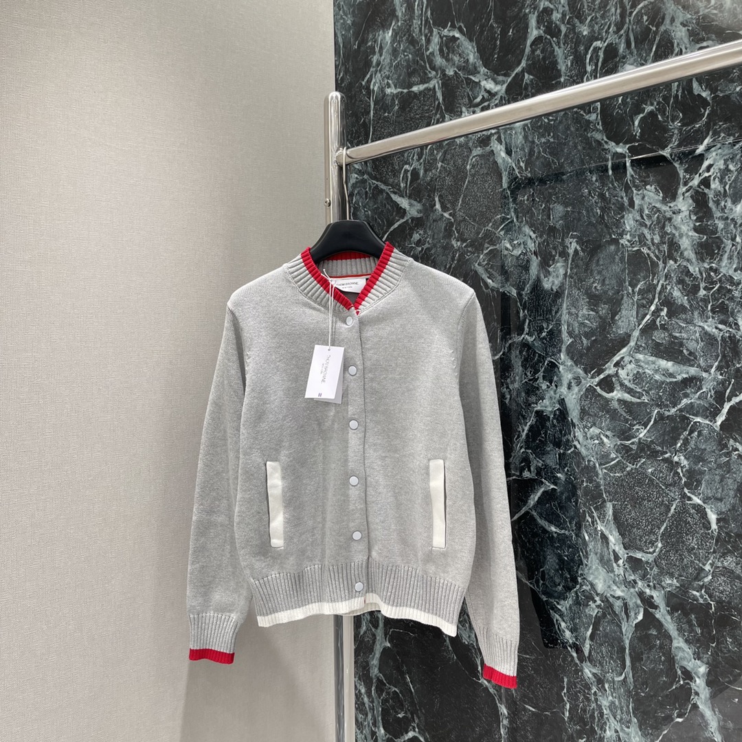 
TB 25早秋新款 撞色领口针织 经典三杆条纹展现品牌最拿手的学院风格 随意搭配都松弛时髦气质十足 袖