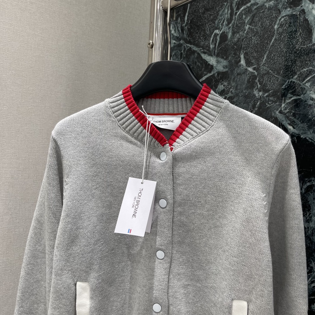 
TB 25早秋新款 撞色领口针织 经典三杆条纹展现品牌最拿手的学院风格 随意搭配都松弛时髦气质十足 袖