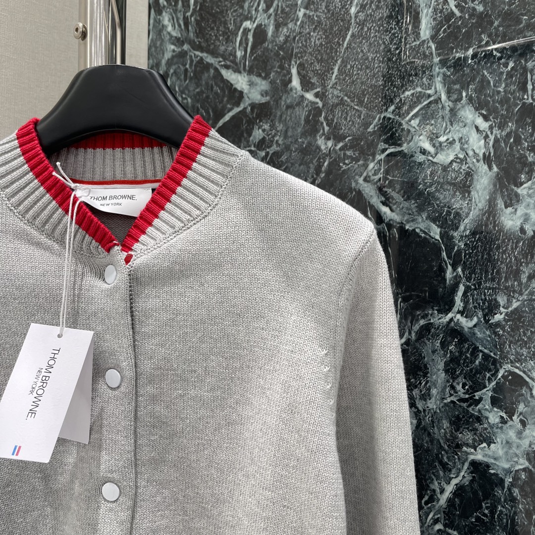 
TB 25早秋新款 撞色领口针织 经典三杆条纹展现品牌最拿手的学院风格 随意搭配都松弛时髦气质十足 袖