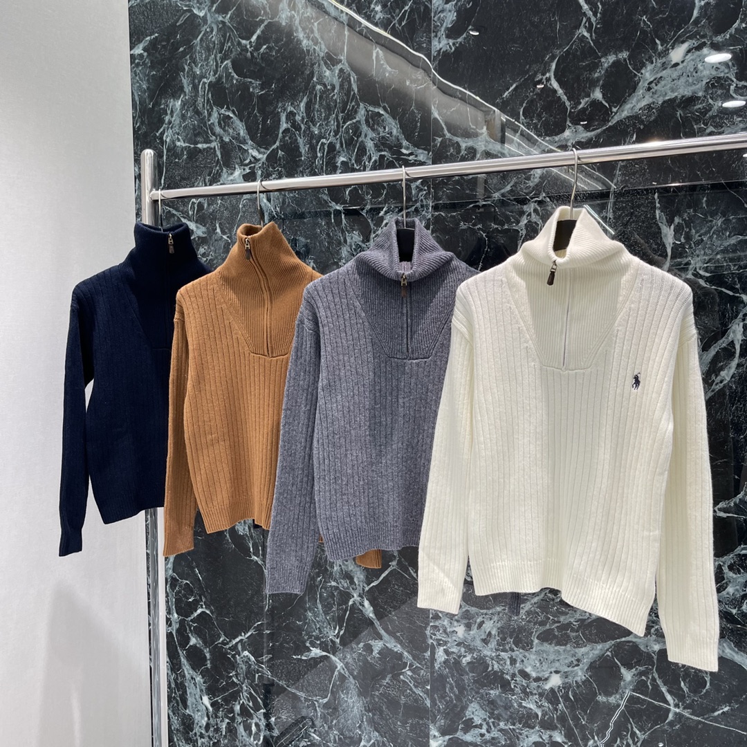 
拉夫 25早秋新款 高领针织开衫 胸前经典刺绣小马图案 凸显品牌格调 质感超软柔上身很显温柔哦 而且很