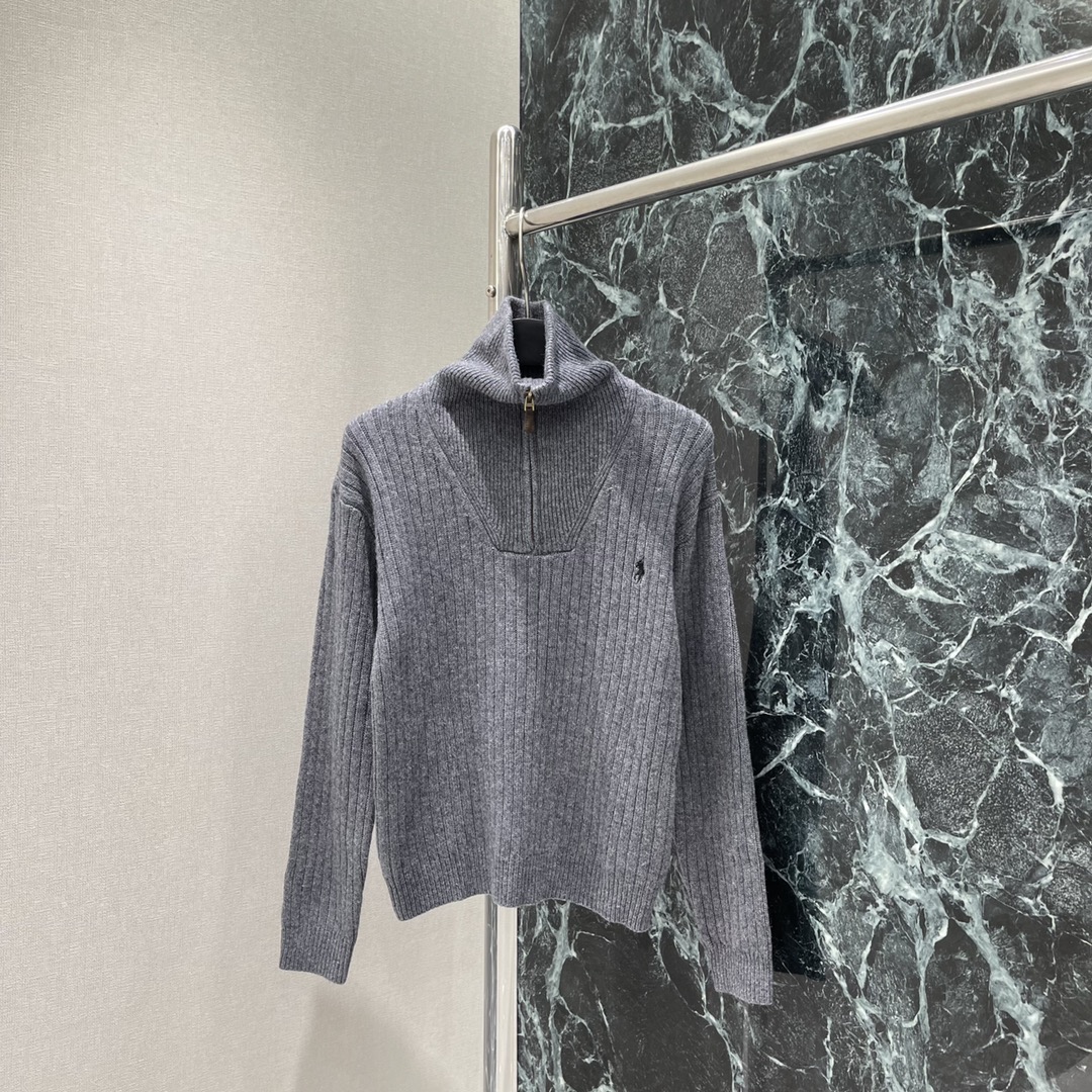 
拉夫 25早秋新款 高领针织开衫 胸前经典刺绣小马图案 凸显品牌格调 质感超软柔上身很显温柔哦 而且很