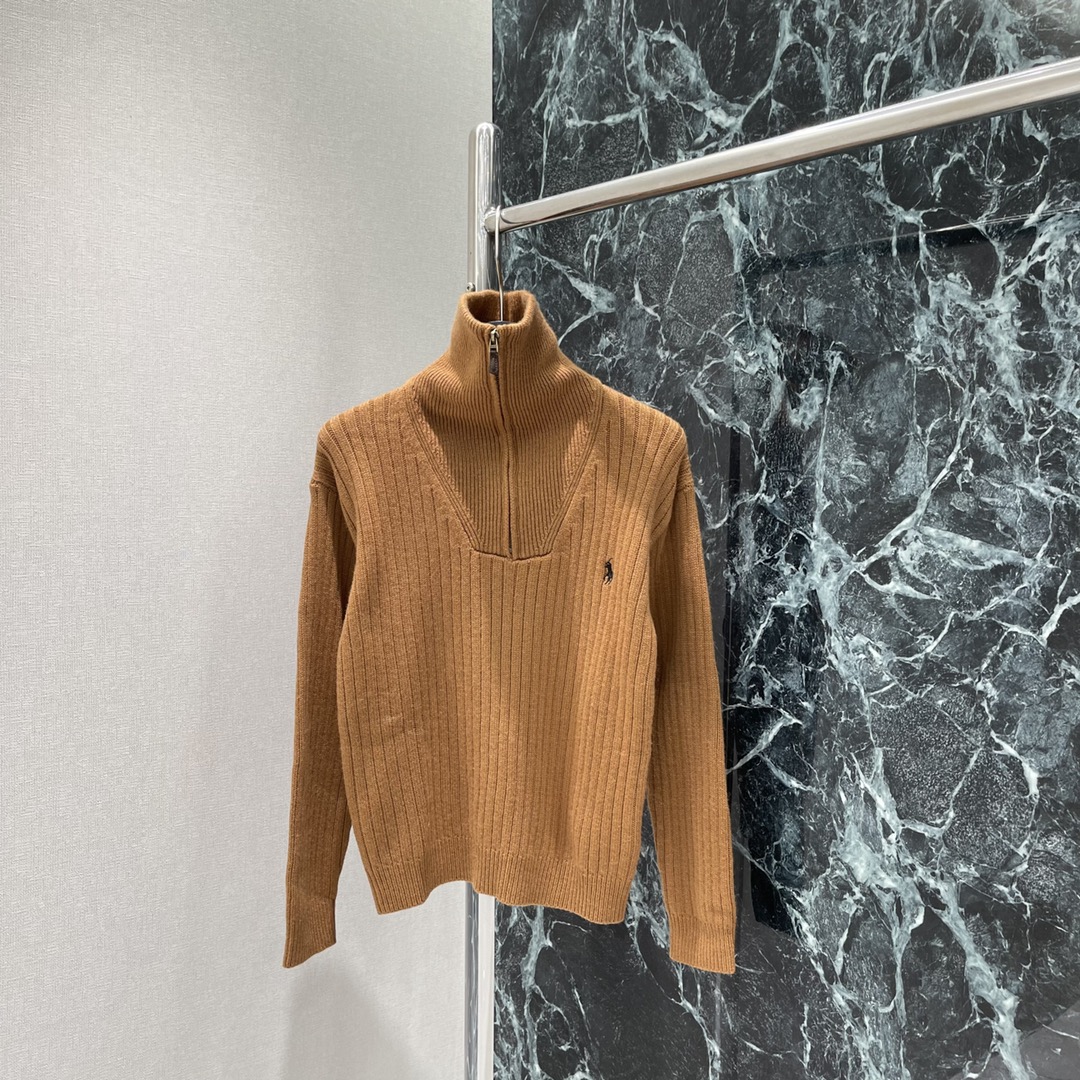 
拉夫 25早秋新款 高领针织开衫 胸前经典刺绣小马图案 凸显品牌格调 质感超软柔上身很显温柔哦 而且很