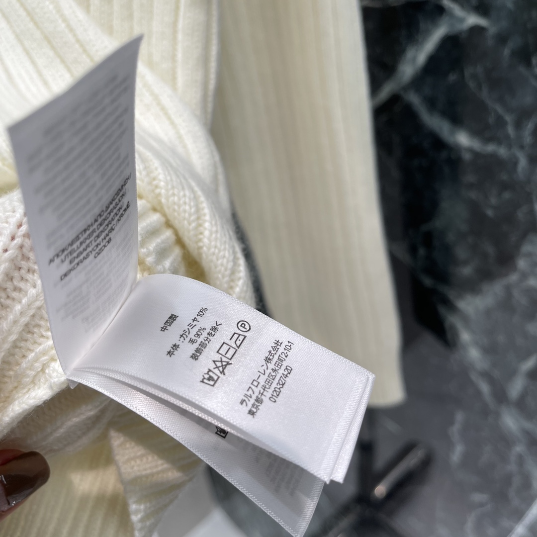 
拉夫 25早秋新款 高领针织开衫 胸前经典刺绣小马图案 凸显品牌格调 质感超软柔上身很显温柔哦 而且很