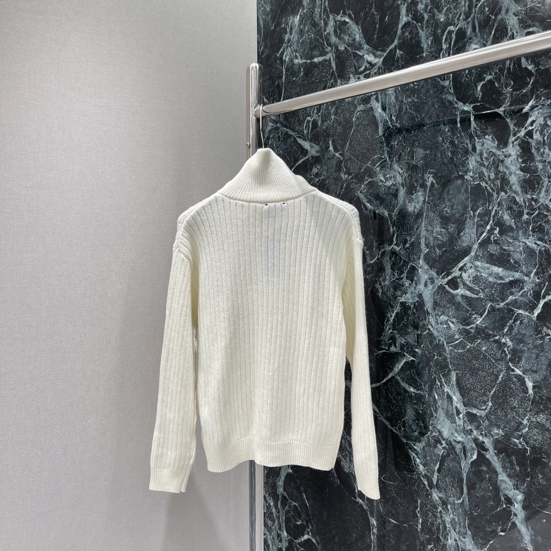 
拉夫 25早秋新款 高领针织开衫 胸前经典刺绣小马图案 凸显品牌格调 质感超软柔上身很显温柔哦 而且很