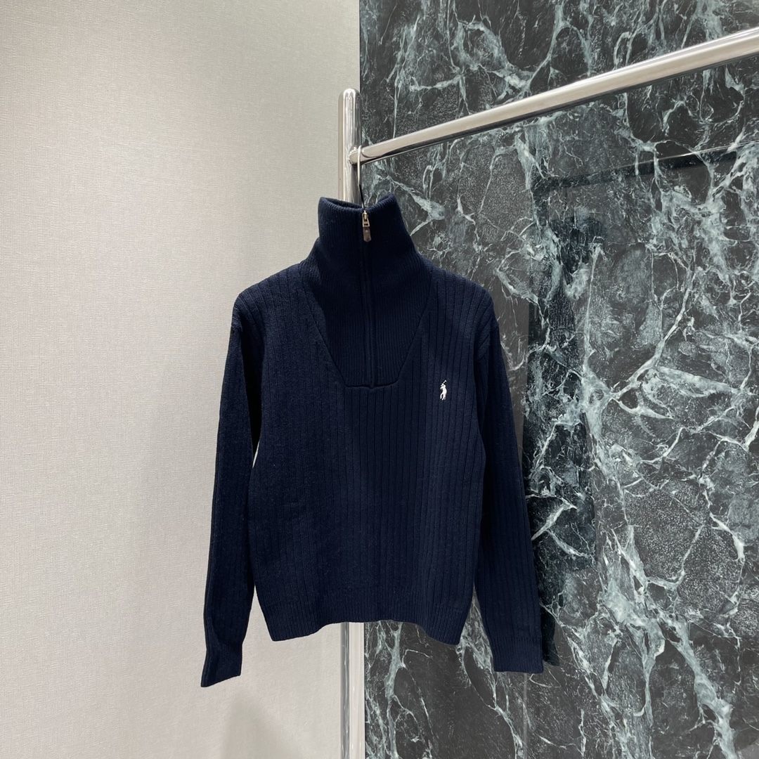 
拉夫 25早秋新款 高领针织开衫 胸前经典刺绣小马图案 凸显品牌格调 质感超软柔上身很显温柔哦 而且很