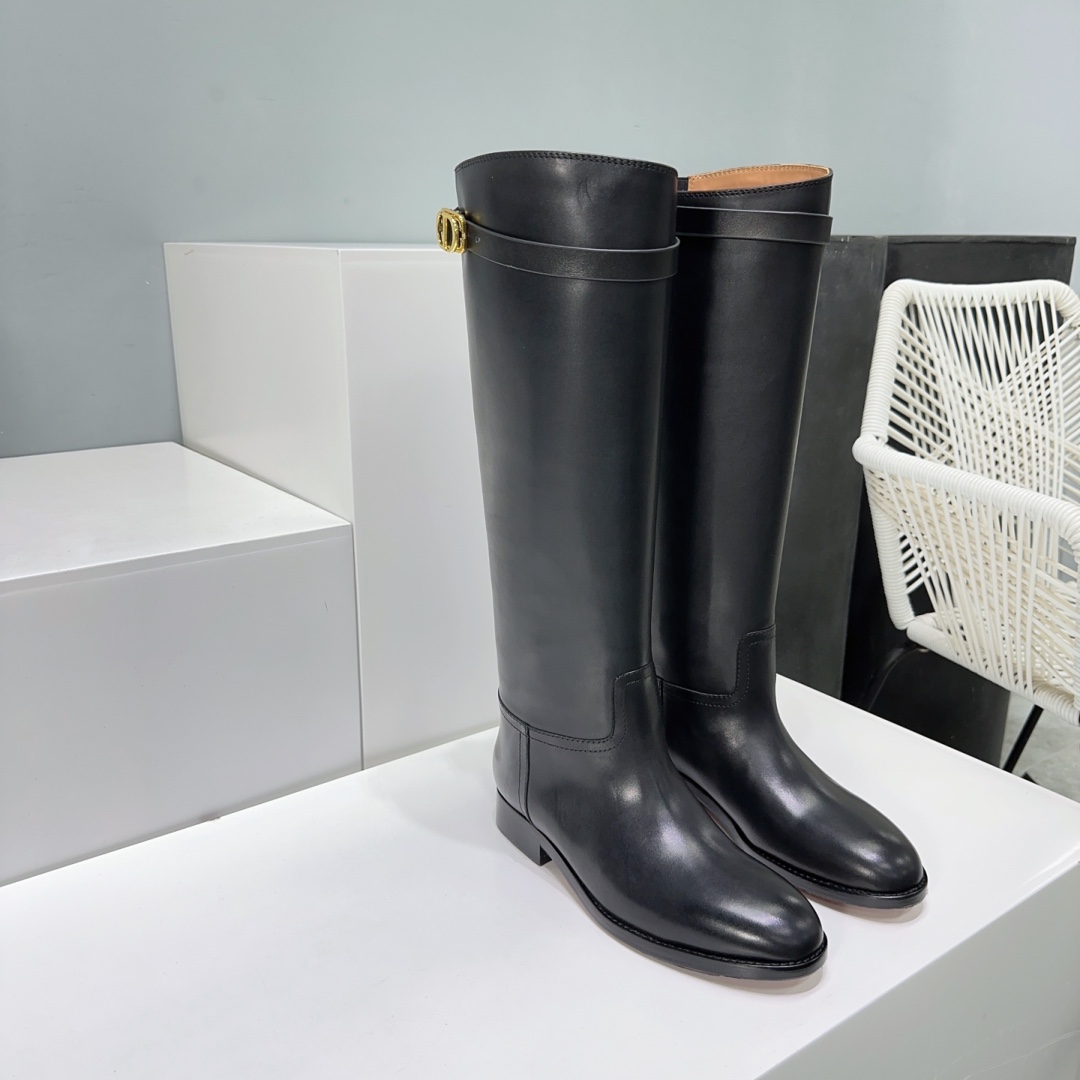 NO:480834,High quality!  Top quality!  Dior 25ss autumn and winter new classic CD buckle high-tube knight boots!  The original cover is opened with mold, exclusive custom original ultra-fine head layer calfskin, imported leather embryo is flexible and thick, and has a great skin feeling!  The overall matte texture has a little light luster!  Paired with original customized hardware buckle embellishments!  The original boots are super pedicle and make your legs look straight!  The upper is made of original custom calfskin, the inner foot pad is original custom water-dyeed cowhide leather imported from Italy. Thickened leather sole size: 35-40 (40 custom made without return and exchange) with original packaging, boots, dior, dior, boots, cowhide, Leather soles19860909高品质！顶级品质！Dior 迪奥25ss秋冬新款经典CD扣带高筒骑士靴长靴！原版套楦开模,独家定制原版超细腻头层小牛皮,进口皮胚柔韧厚实,肤感超棒！整体哑光质感带有一点淡雅光泽！搭配原版定制五金扣点缀！原版靴型超级修脚、显腿直！ 鞋面采用原版定制小牛皮 内里垫脚原版定制水染牛皮 意大利进口加厚真皮大底 码数:35-40（40定做不退换） 配原版包装,靴子,dior,dior,boots,cowhide,Leather soles,Women's Shoes