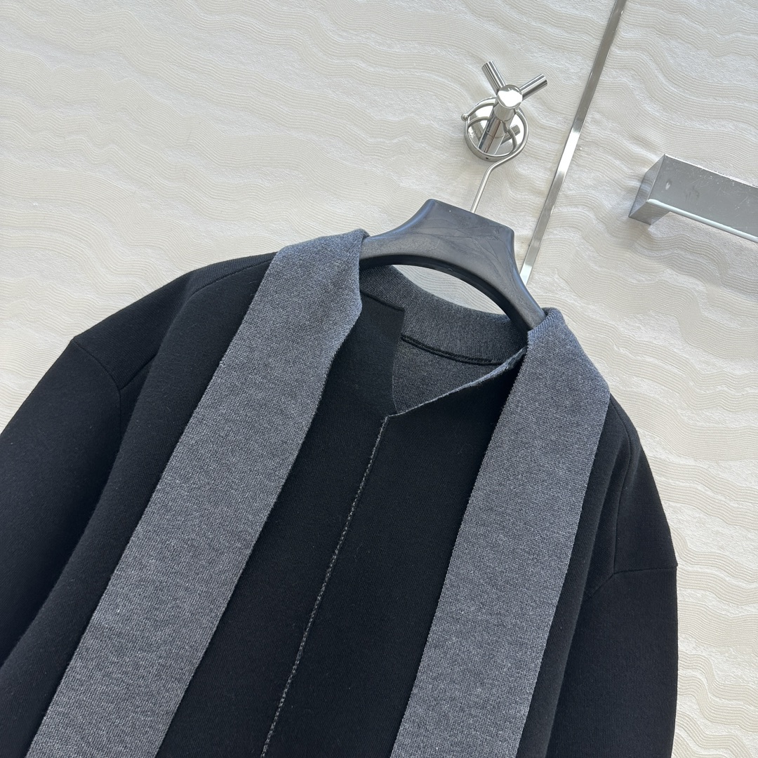 独家首发！原单品质❤️Row风长期主义，高智感穿搭秋冬必单造型神器！一飘带围脖设计高级羊毛短袖上衣。超正