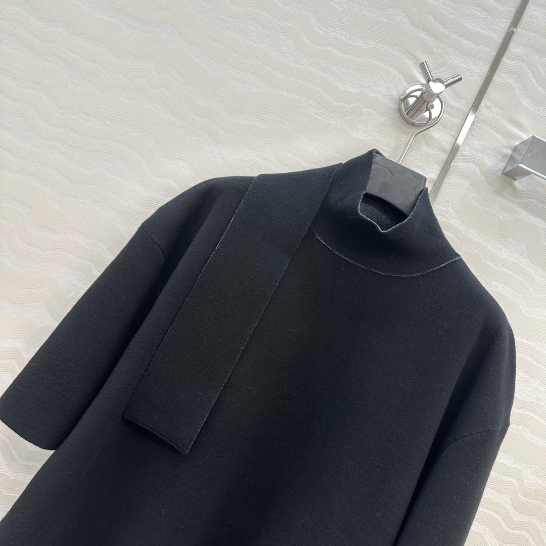 独家首发！原单品质❤️Row风长期主义，高智感穿搭秋冬必单造型神器！一飘带围脖设计高级羊毛短袖上衣。超正