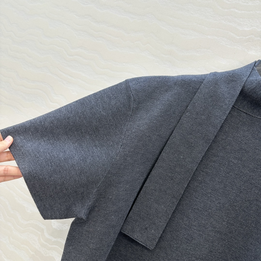 独家首发！原单品质❤️Row风长期主义，高智感穿搭秋冬必单造型神器！一飘带围脖设计高级羊毛短袖上衣。超正