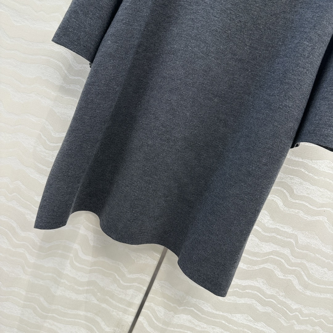 独家首发！原单品质❤️Row风长期主义，高智感穿搭秋冬必单造型神器！一飘带围脖设计高级羊毛短袖上衣。超正