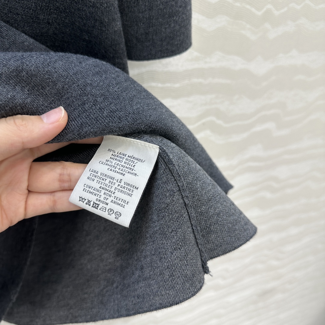 独家首发！原单品质❤️Row风长期主义，高智感穿搭秋冬必单造型神器！一飘带围脖设计高级羊毛短袖上衣。超正