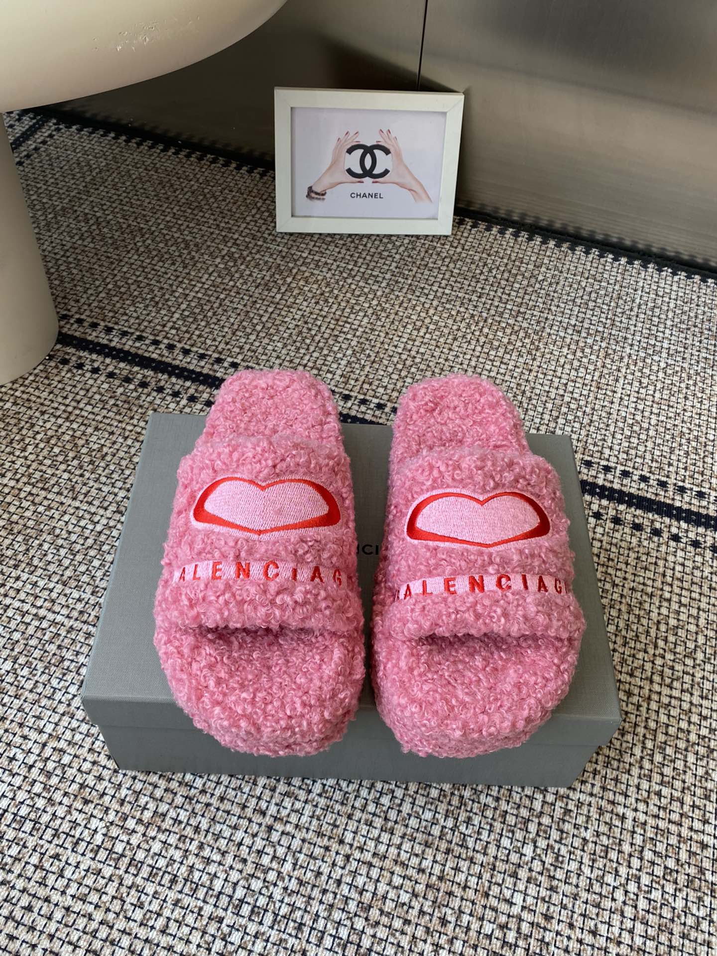 NO:511677,Thick sole Balenciaga 25ss Autumn and winter wool drag upper letter pattern Electric embroidery logo embroidery craftsmanship Full of high-end feel, very beautiful on the feet, very soft and comfortable Fabric sheep curls Original anti-slip and wear-resistant sole Sole Thick 2cm/5cm Size 35-41 (40 41 Custom made), fur shoes and slippers, balenciaga, balenciaga, slippers19860909厚底 Balenciaga 巴黎世家 25ss 秋冬 毛拖 鞋面字母图案 电绣徽标刺绣工艺 高级感满满当当 上脚特别漂亮 非常柔软舒适 面料羊卷毛 鞋底原版防滑耐磨底 底厚 2cm/5cm 码数35-41（40 41 定做）,毛毛鞋拖鞋,balenciaga,balenciaga,slippers,Women's Shoes