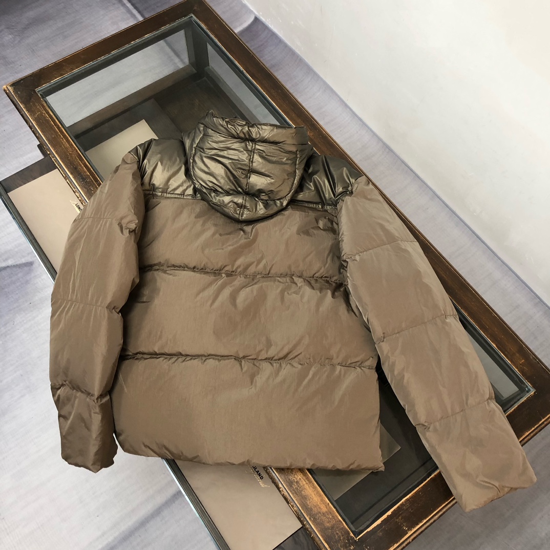 p625.00 CP.COMPANY新款专柜同步，CP经典防风镜片羽绒服，90进口羽绒 特殊高密记忆面料原厂染色防水配色，防风保暖袖口具备上身体感保温舒适度极好  简洁大方的设计 深受户外旅游爱好人士偏爱 也适合平时商务穿着的百搭款 所有辅料原版定制 实物拍照 现货供应！！  
颜色：黑色  卡其色  灰色
尺码：M-L-XL-2XL
​