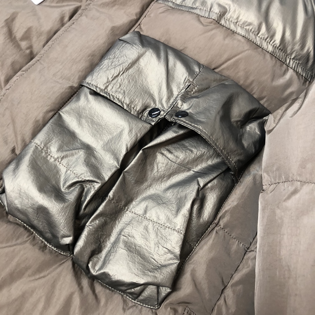 p625.00 CP.COMPANY新款专柜同步，CP经典防风镜片羽绒服，90进口羽绒 特殊高密记忆面料原厂染色防水配色，防风保暖袖口具备上身体感保温舒适度极好  简洁大方的设计 深受户外旅游爱好人士偏爱 也适合平时商务穿着的百搭款 所有辅料原版定制 实物拍照 现货供应！！  
颜色：黑色  卡其色  灰色
尺码：M-L-XL-2XL
​