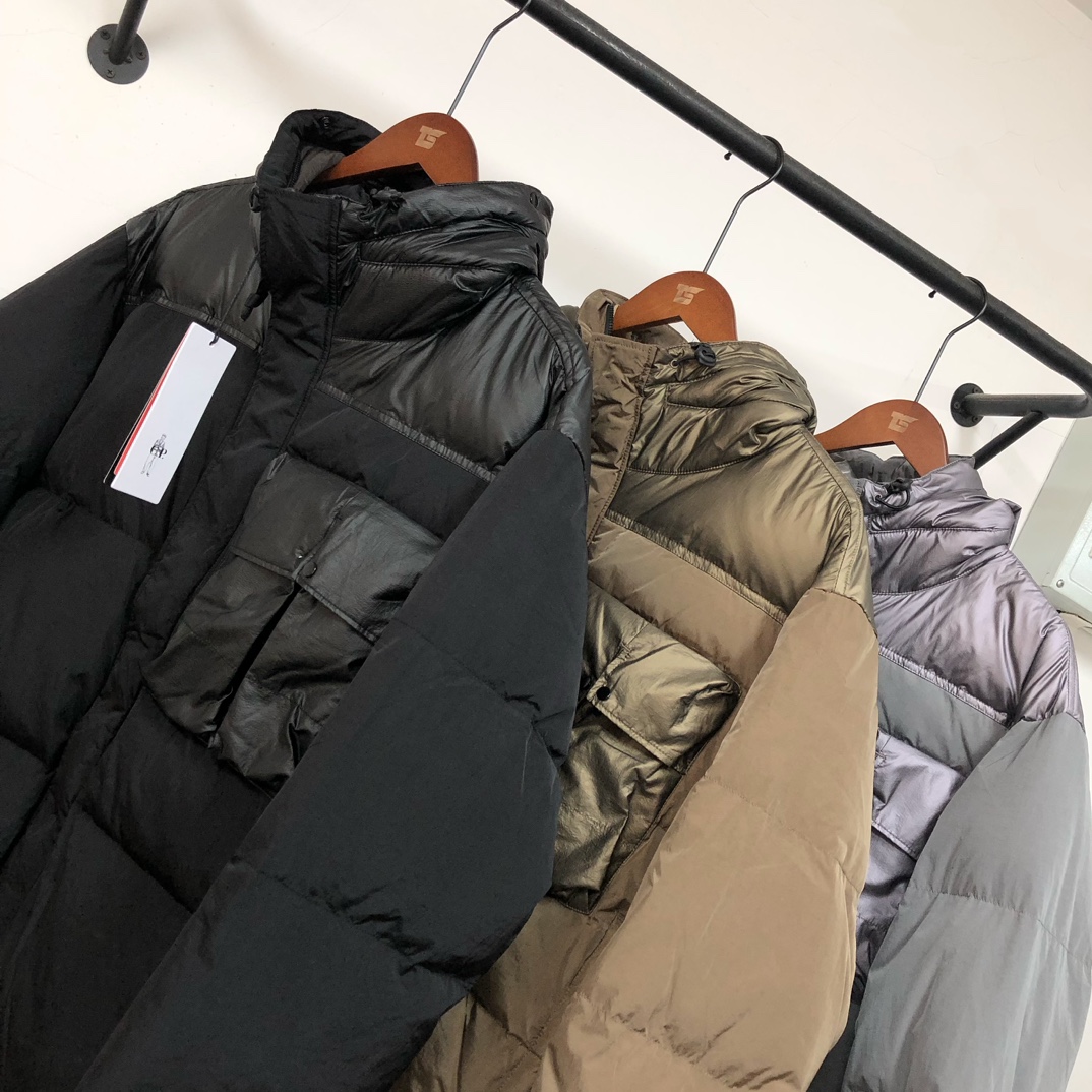 p625.00 CP.COMPANY新款专柜同步，CP经典防风镜片羽绒服，90进口羽绒 特殊高密记忆面料原厂染色防水配色，防风保暖袖口具备上身体感保温舒适度极好  简洁大方的设计 深受户外旅游爱好人士偏爱 也适合平时商务穿着的百搭款 所有辅料原版定制 实物拍照 现货供应！！  
颜色：黑色  卡其色  灰色
尺码：M-L-XL-2XL
​