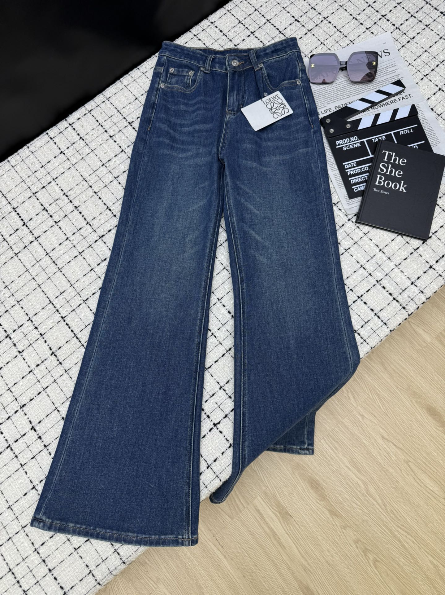 NO:491893,Loew*25 new model, leg slimming function, Max pocket glue logo craftsmanship, micro-flare jeans, imported denim fabric, supermodel magic pants, unique legs, micro-flare trousers retro and versatile, absolutely a must-have in the closet, can be matched with any top, thin legs, buttocks, long legs, and stand upright, very strong shaping power, one color 26-27-28-29-30.,,loewe,jeans,alexander wang19860909Loew*25新款 瘦腿功能Max 口袋压胶logo工艺微喇牛仔裤 采用进口牛仔面料 超模神裤 拉腿一绝 微喇裤复古又百搭 绝对是衣橱里必备款 可以搭配任何上衣 瘦腿翘臀大长腿立显 塑形力很强 一色26-27-28-29-30.,,loewe,jeans,alexander wang,Women's clothing