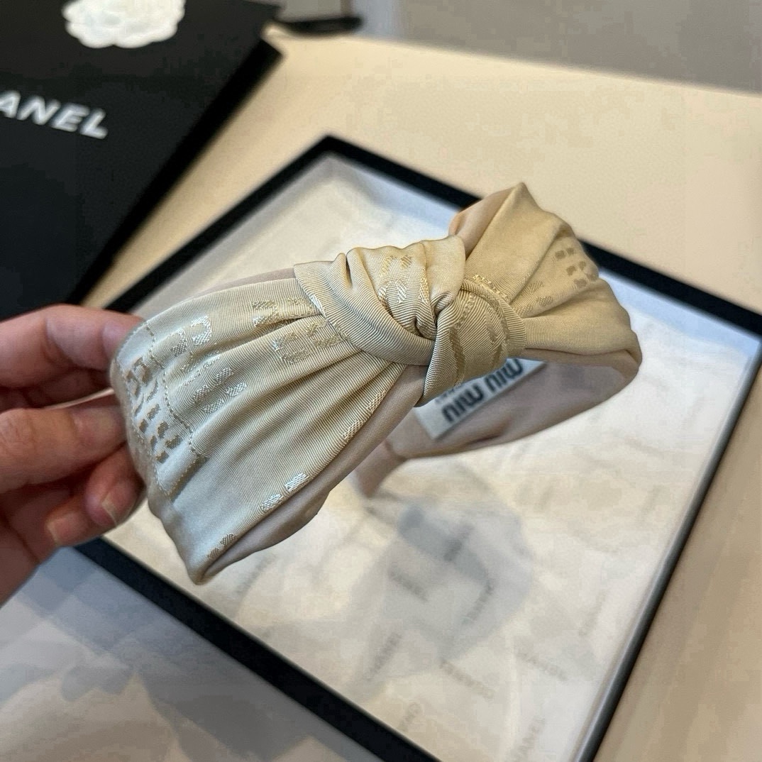 🆕

miumiu缪缪新款发箍